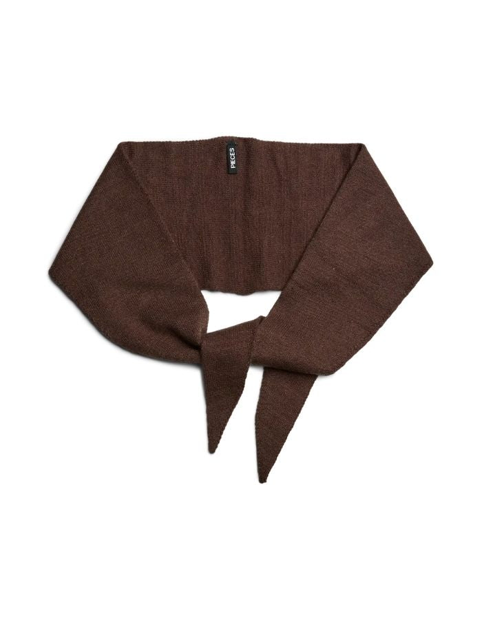 Vue de l'intérieur du Foulard triangle marron pour femme en viscose écoresponsable et maille douce, modèle Komma Triangle Scarf de la marque PIECES.