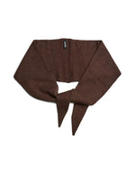 Vue de l'intérieur du Foulard triangle marron pour femme en viscose écoresponsable et maille douce, modèle Komma Triangle Scarf de la marque PIECES.