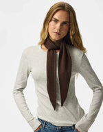 Silhouette avec le Foulard triangle marron pour femme en viscose écoresponsable et maille douce, modèle Komma Triangle Scarf de la marque PIECES.