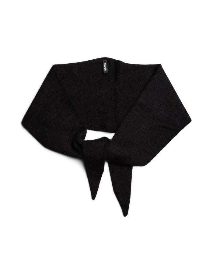Vue de face du Foulard triangle noir pour femme en viscose écoresponsable et maille douce, modèle Komma Triangle Scarf de la marque PIECES.