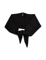 Vue de face du Foulard triangle noir pour femme en viscose écoresponsable et maille douce, modèle Komma Triangle Scarf de la marque PIECES.