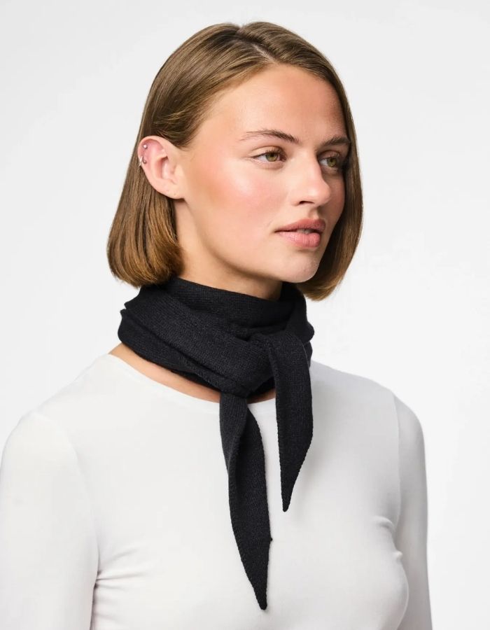 Autre vue avec le Foulard triangle noir pour femme en viscose écoresponsable et maille douce, modèle Komma Triangle Scarf de la marque PIECES.