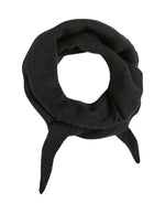 Foulard triangle noir pour femme en viscose écoresponsable et maille douce, modèle Komma Triangle Scarf de la marque PIECES.