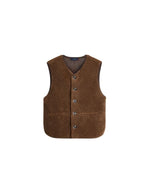Gilet sans manches pour femme en fausse fourrure de couleur marron foncé, modèle Fusil de la marque Soeur. Présente une coupe droite dotée d'une encolure en V, d'une fermeture boutonnée à l'avant, de deux poches passepoilées et de bordures proprement gansées.