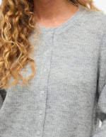 Col du Gilet col rond pour femme en maille gris clair chiné Light Grey Melange, modèle Lory O-Neck Cardigan de la marque VILA. Présente des manches longues, des boutons sur le devant et des finitions en bord-côte au col, aux poignets et au bas.