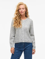 Vue de face du Gilet col rond pour femme en maille gris clair chiné Light Grey Melange, modèle Lory O-Neck Cardigan de la marque VILA. Présente des manches longues, des boutons sur le devant et des finitions en bord-côte au col, aux poignets et au bas.