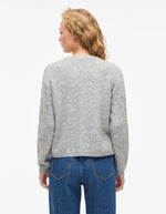 Silhouette de dos du Gilet col rond pour femme en maille gris clair chiné Light Grey Melange, modèle Lory O-Neck Cardigan de la marque VILA. Présente des manches longues, des boutons sur le devant et des finitions en bord-côte au col, aux poignets et au bas.