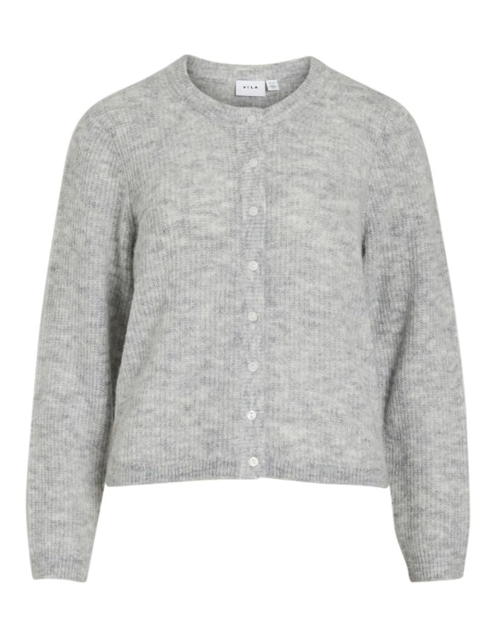 Gilet col rond pour femme en maille gris clair chiné Light Grey Melange, modèle Lory O-Neck Cardigan de la marque VILA. Présente des manches longues, des boutons sur le devant et des finitions en bord-côte au col, aux poignets et au bas.