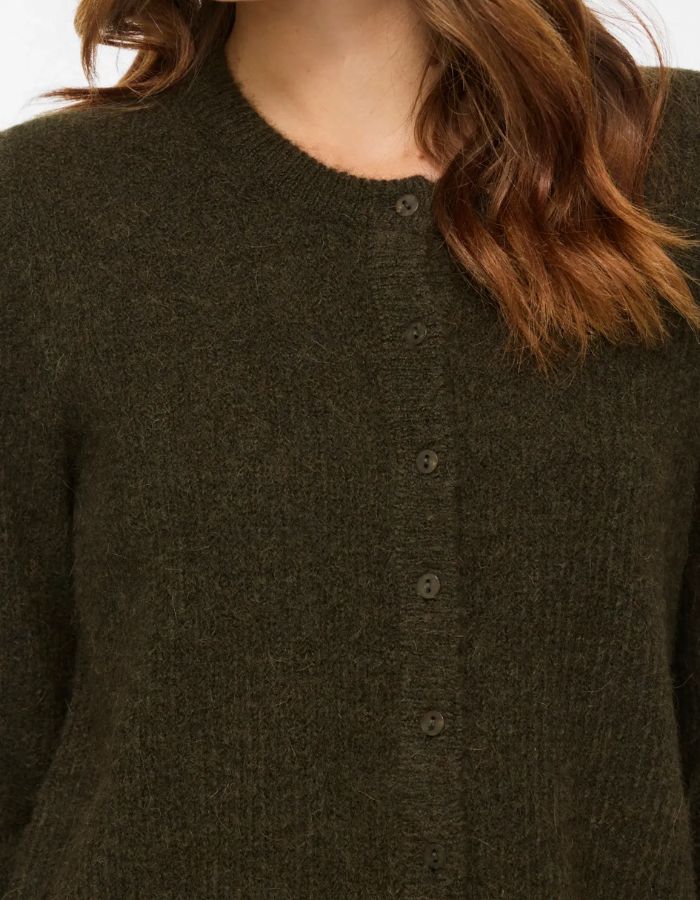 Col du Gilet col rond pour femme en maille vert forêt chiné Forest Night Melange, modèle Lory O-Neck Cardigan de la marque VILA. Présente des manches longues, des boutons sur le devant et des finitions en bord-côte au col, aux poignets et au bas.