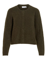 Gilet col rond pour femme en maille vert forêt chiné Forest Night Melange, modèle Lory O-Neck Cardigan de la marque VILA. Présente des manches longues, des boutons sur le devant et des finitions en bord-côte au col, aux poignets et au bas.