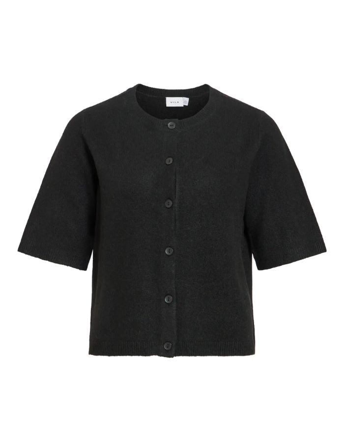 Gilet fin en maille pour femme de couleur noir uni Black Beauty, modèle Liga de la marque Vila. Présente un col rond, une fermeture par boutons sur le devant et des manches mi-longues arrivant sous le coude.