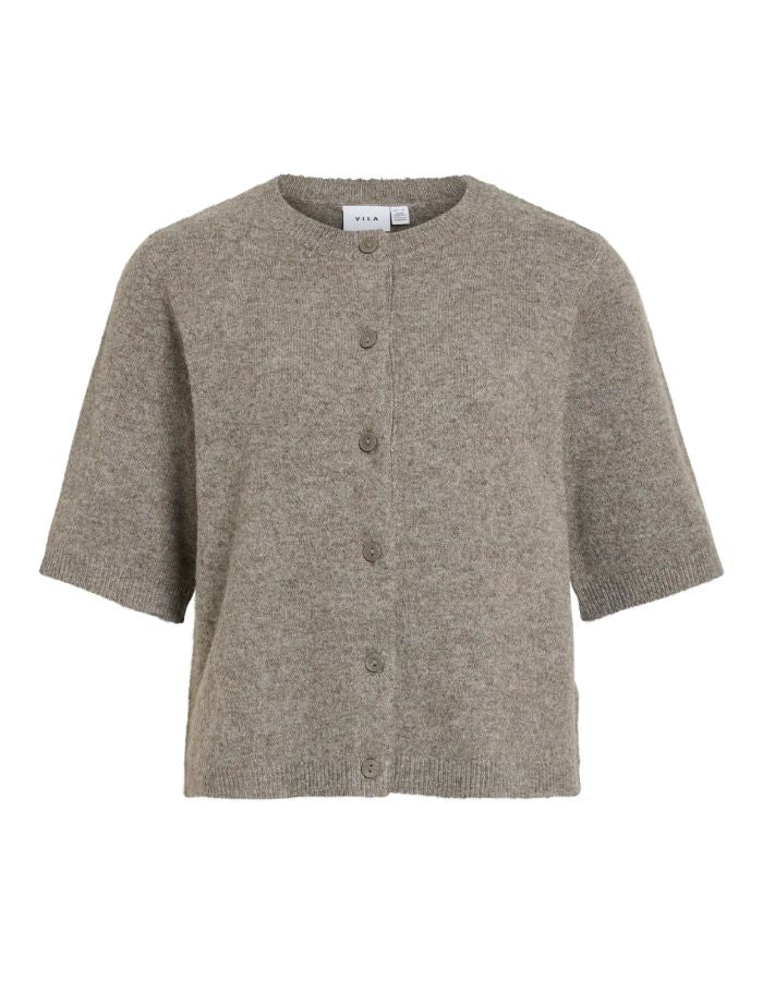 Gilet fin en maille pour femme de couleur taupe grisâtre chiné Falcon Melange, modèle Liga de la marque Vila. Présente un col rond, une fermeture par petits boutons sur le devant et des manches mi-longues arrivant juste en dessous du coude.