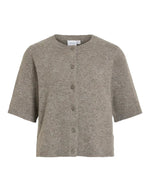 Gilet fin en maille pour femme de couleur taupe grisâtre chiné Falcon Melange, modèle Liga de la marque Vila. Présente un col rond, une fermeture par petits boutons sur le devant et des manches mi-longues arrivant juste en dessous du coude.