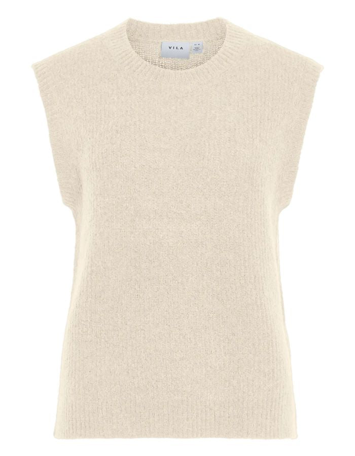 Gilet en maille fine sans manches pour femme de couleur beige clair chiné Sandshell Melange, modèle Lory de la marque Vila. Présente un col rond ajusté, des emmanchures dégagées et une coupe droite à la texture douce et légèrement duveteuse.