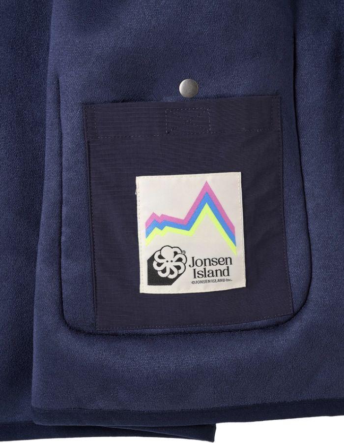 Patch du Gilet sans manches pour homme en sherpa bleu marine avec bandes en nylon, poches à pression et logo Jonsen embossé au dos, modèle Bianca de la marque Jonsen Island