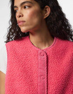 Col du Gilet sans manches pour femme en matière teddy moumoute rose frais avec fermeture zippée et poches, modèle Anastacia Teddy Vest BC couleur Pink Lemonade de la marque PIECES.