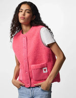 Vue de face du Gilet sans manches pour femme en matière teddy moumoute rose frais avec fermeture zippée et poches, modèle Anastacia Teddy Vest BC couleur Pink Lemonade de la marque PIECES.