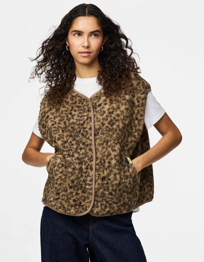 Vue de face du Gilet sans manches Katty Teddy pour femme avec imprimé léopard tacheté. Texture polaire bouclée douce, col en V et poches sur les côtés. Veste sans manches tendance en polyester recyclé.