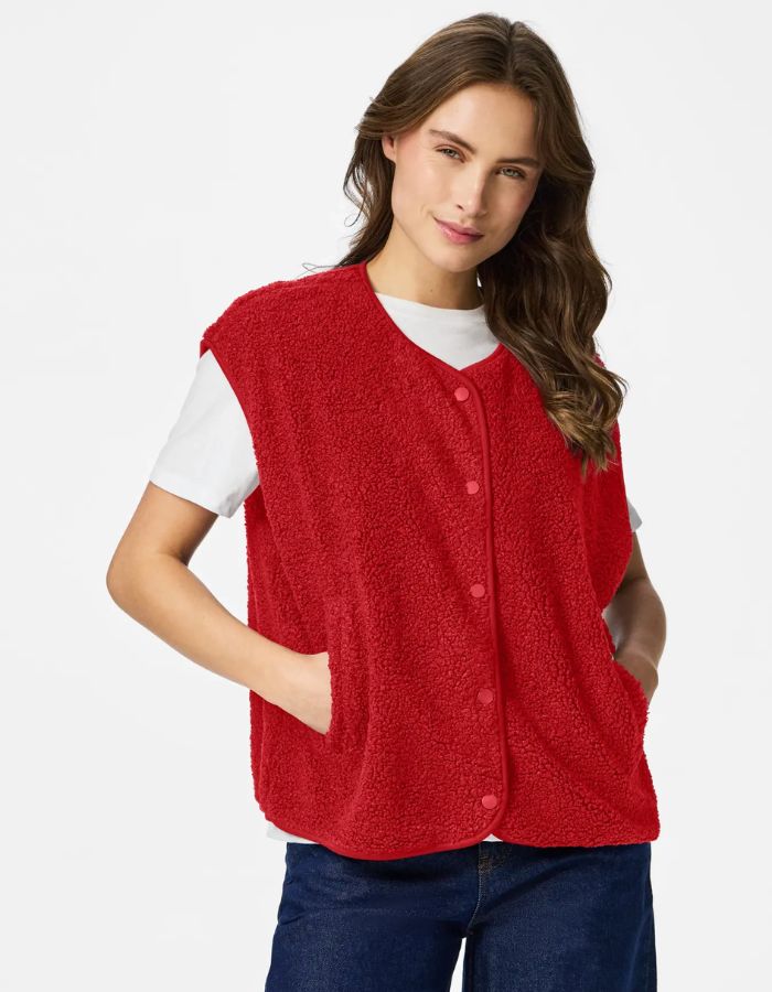 Vue de face du Gilet sans manches Katty Teddy pour femme, coloris rouge vif Adrenaline Rush. Texture polaire bouclée, col en V et fermeture par boutons-pression. Style outdoor chic et écoresponsable.