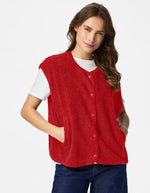 Vue de face du Gilet sans manches Katty Teddy pour femme, coloris rouge vif Adrenaline Rush. Texture polaire bouclée, col en V et fermeture par boutons-pression. Style outdoor chic et écoresponsable.