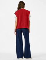 Vue de dos du Gilet sans manches Katty Teddy pour femme, coloris rouge vif Adrenaline Rush. Texture polaire bouclée, col en V et fermeture par boutons-pression. Style outdoor chic et écoresponsable.