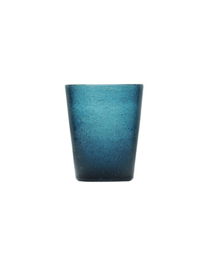 Gobelet en verre soufflé artisanal Deep Blue avec bulles, silhouette droite, 7,8 cm diamètre, 10 cm hauteur.
