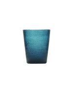 Gobelet en verre soufflé artisanal Deep Blue avec bulles, silhouette droite, 7,8 cm diamètre, 10 cm hauteur.