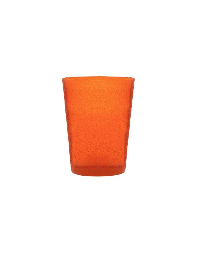 Gobelet en verre soufflé orange avec bulles artisanales, forme cylindrique épurée.