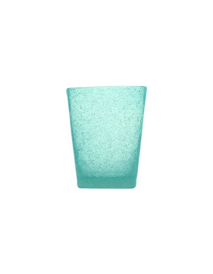 Gobelet en verre soufflé turquoise, cylindrique, avec bulles artisanales.