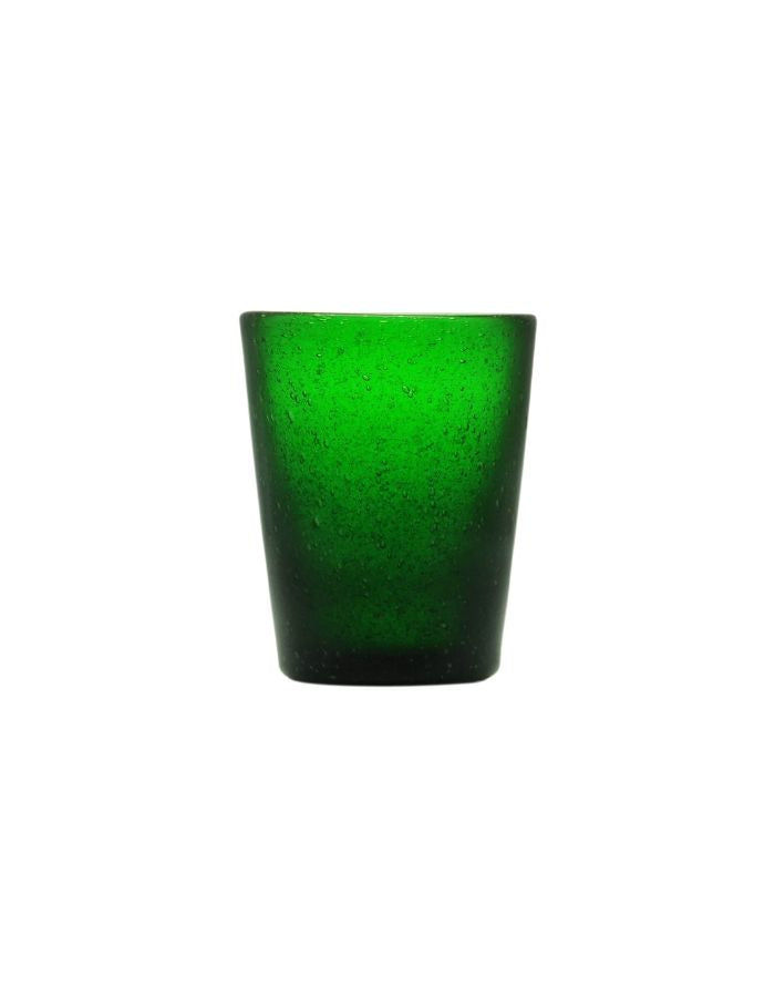 Gobelet en verre soufflé vert émeraude, artisanal, avec bulles d'air et forme cylindrique.