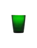 Gobelet en verre soufflé vert émeraude, artisanal, avec bulles d'air et forme cylindrique.