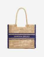 Grand panier Vanessa Bruno en raphia tressé beige avec motif ajouré, bandes et logo brodé marine.