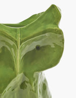 Gros plan sur le grand vase sculptural Owl en céramique vert forêt par Marni pour Serax, design hibou géométrique After Midnight, finition émaillée brillante, H 30 cm.