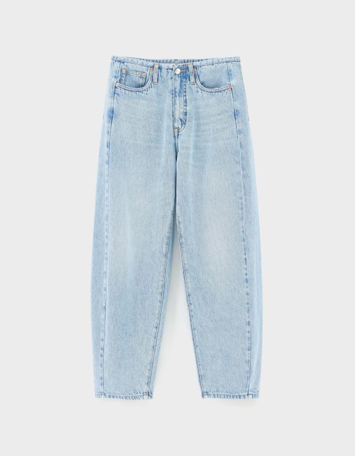 Jean loose femme Bellerose N°55 en denim bleu clair effet bleach, taille basse, jambes larges.