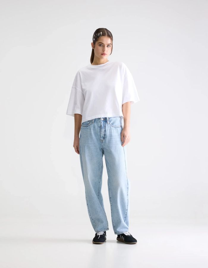 Jean Pacy N°55 loose bleu clair bleach, taille basse, jambes larges, coutures apparentes.