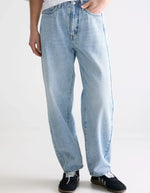 Jean Pacy N°55 loose fit en denim bleu clair effet bleach, taille basse, jambes larges.
