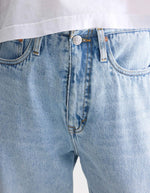 Jean Pacy N°55 loose en denim bleu clair effet bleach, taille basse, coutures apparentes.