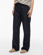Jean Brixton coupe droite en denim bleu foncé avec surpiqûres contrastantes et poches plaquées.