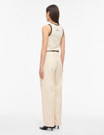 Vue latérale du Jean femme coupe tonneau de la marque VILA, coloris Birch (blanc cassé). Taille mi-haute, modèle cinq poches en coton mélangé recyclé avec une silhouette structurée.