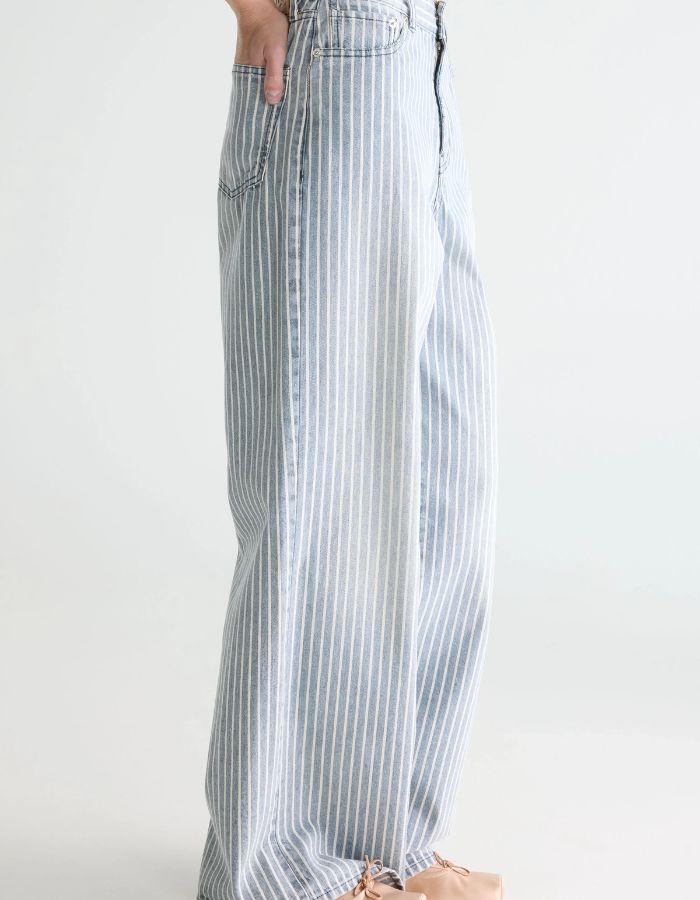 Jean denim N.64 bleu délavé à rayures verticales écru, coupe relaxed boyfriend, jambes larges.