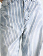Jean denim bleu délavé à rayures verticales écrues, coupe relaxed boyfriend, taille mi-haute.