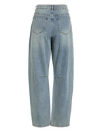 Dos du Jean pour femme de couleur bleu clair délavé Light Blue Denim, modèle Tiana de la marque Rouge Edit. Présente une coupe droite ample contemporaine, une taille mi-haute avec des passants de ceinture et des finitions de boutons en métal doré mat Dull Gold.