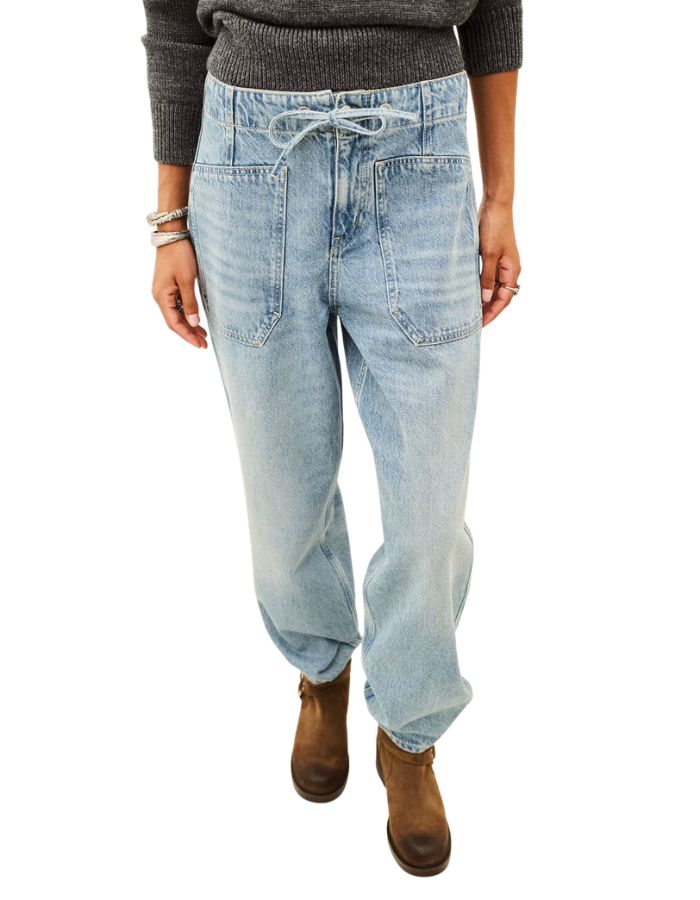 Jean droit décontracté pour femme en coton bio bleu clair délavé avec pinces à la taille et poches plaquées, modèle Cocy Jean couleur Light Used Blue de la marque ba&sh.