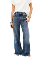 Vue de face du Jean droit pour femme en coton biologique bleu denim avec poches plaquées style workwear à l'avant, modèle Zoel de la marque BA&SH
