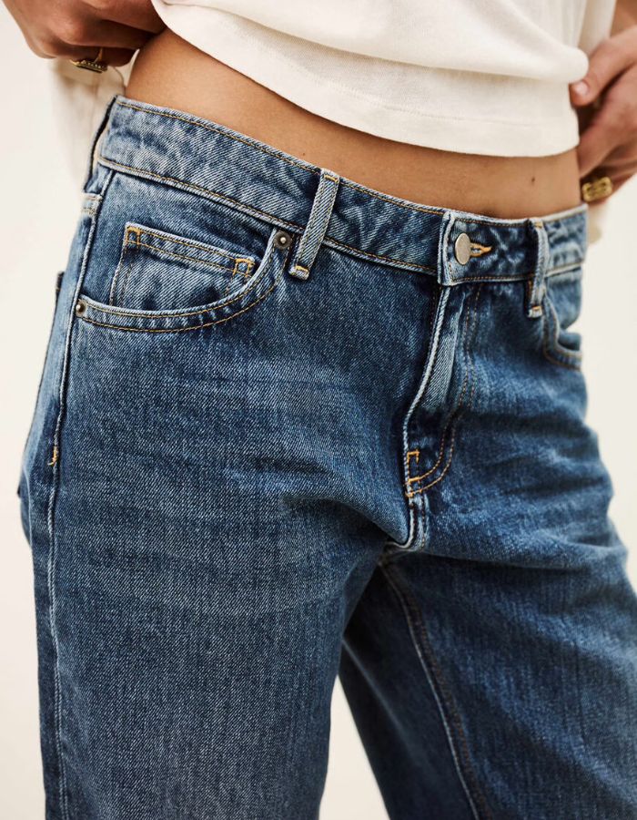 Ceinture du Jean droit pour femme de couleur bleu délavage vintage, modèle Vana de la marque Ba&sh. Présente une coupe droite légèrement large, une taille basse moderne, une fermeture classique et cinq poches.