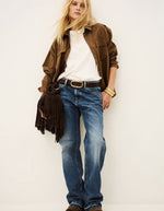 Silhouette avec le Jean droit pour femme de couleur bleu délavage vintage, modèle Vana de la marque Ba&sh. Présente une coupe droite légèrement large, une taille basse moderne, une fermeture classique et cinq poches.
