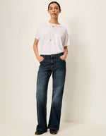 Vue de face du Jean droit taille basse pour femme en coton bio délavé bleu denim avec surpiqûres contrastées, modèle Jean Vega couleur Melody Blue de la marque Sessùn.