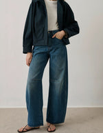 Jean Gaspard bleu/vert ample en coton biologique et recyclé avec pinces aux genoux.