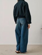 Jean Gaspard bleu/vert ample en coton biologique et recyclé, avec pinces aux genoux et poches.