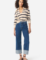 Jean Geronimo Bleu Royal taille haute avec larges revers, porté par une femme.